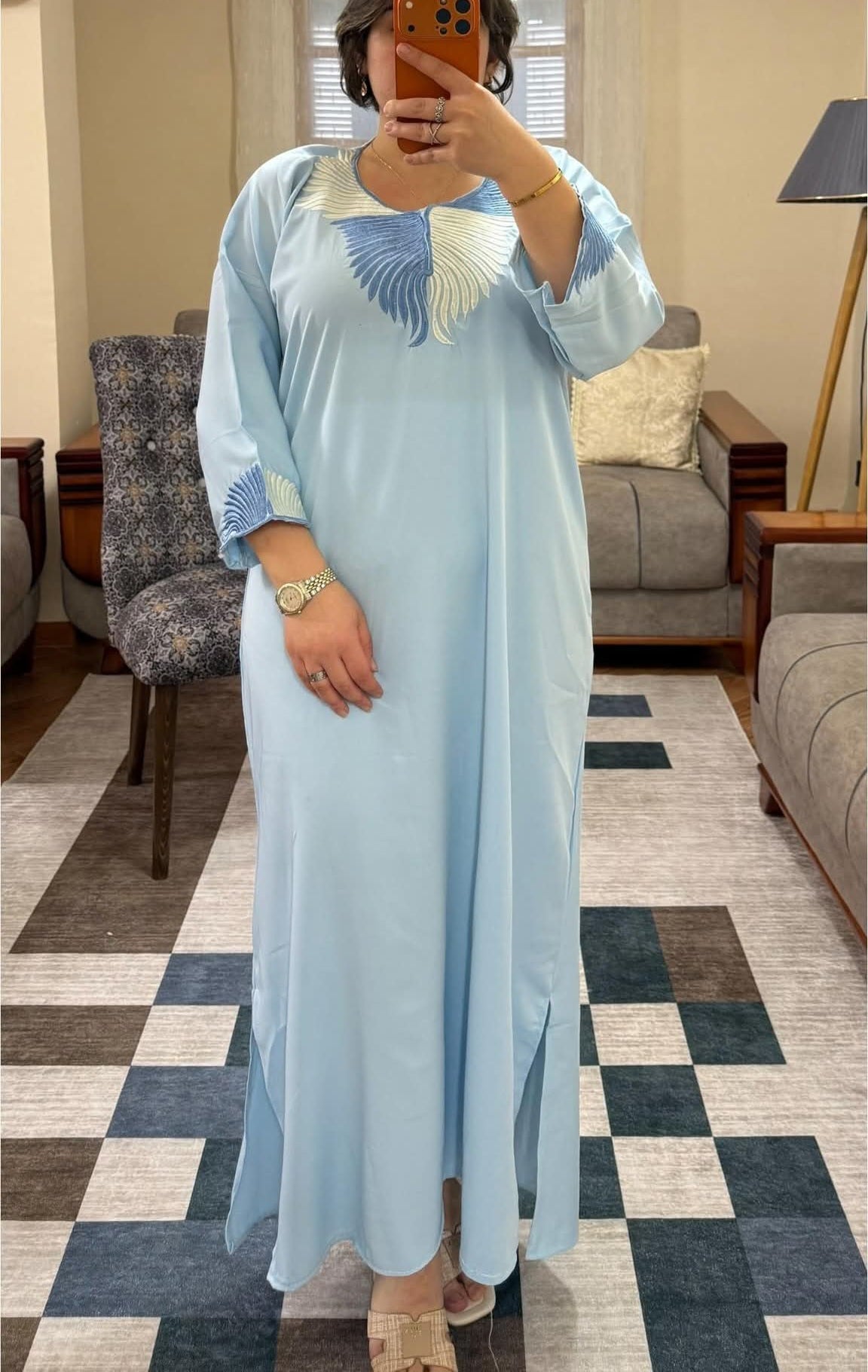 جبة نسائية من قماش الكريب الرفيع بتطريز عصري✨👗