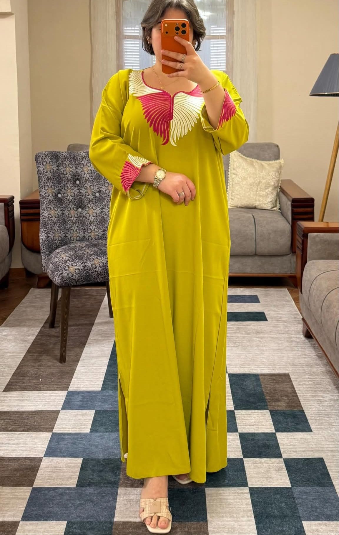 جبة نسائية من قماش الكريب الرفيع بتطريز عصري✨👗