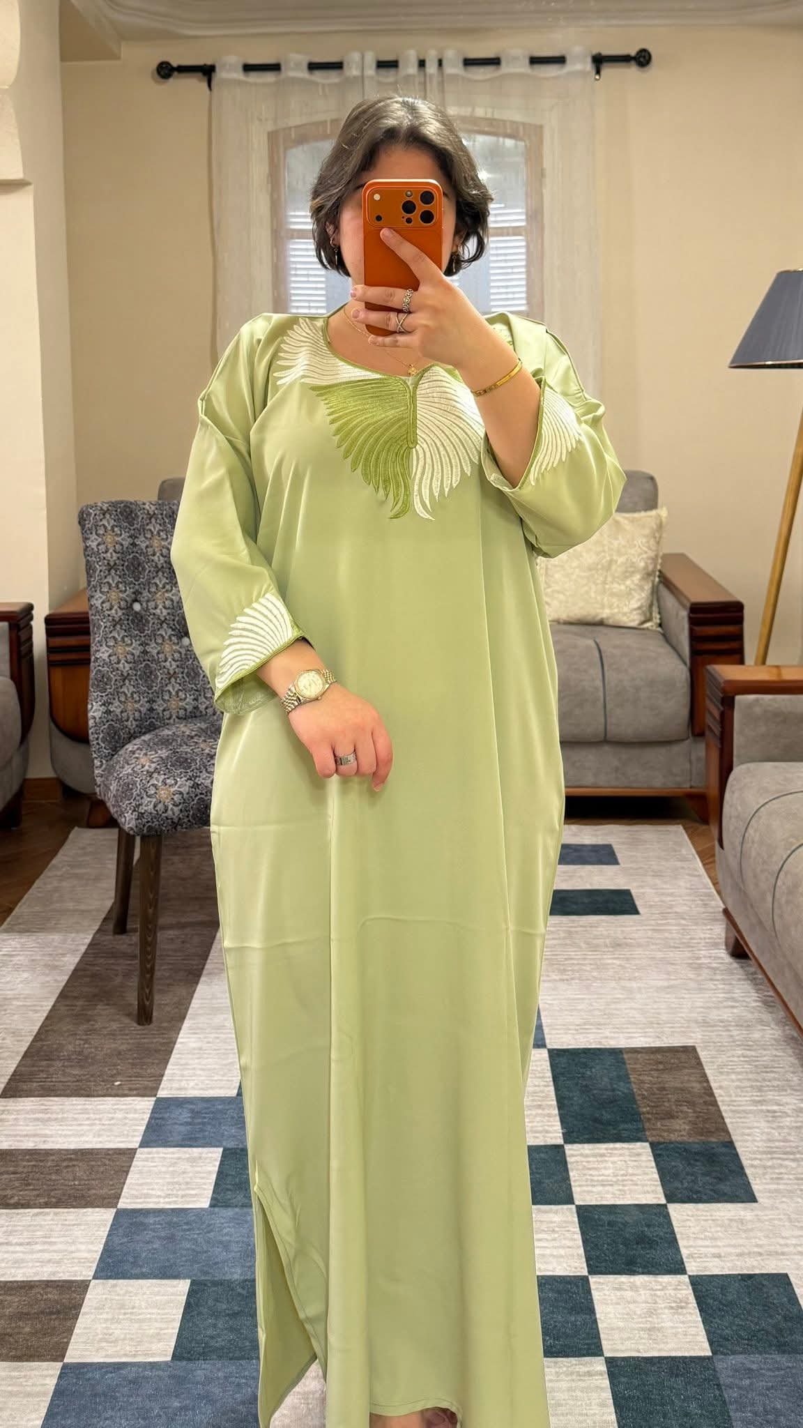 جبة نسائية من قماش الكريب الرفيع بتطريز عصري✨👗